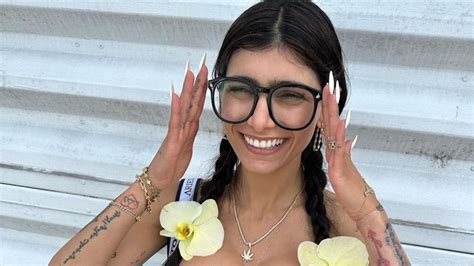 Get Ready with Mia Khalifa 